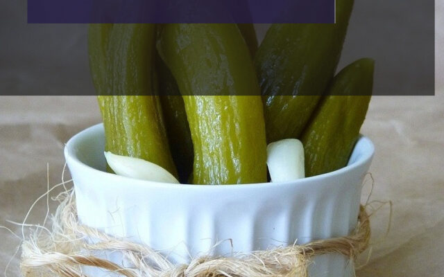 خیارشور فوری خانگی در شیشه، آماده سرو، با سبزیجات معطر و سیر