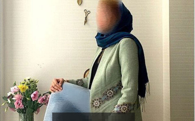 مدل مانتو شلیته کوتاه مجلسی مشکی با آستین‌های پفی و یقه هفت، مناسب استایل پاییزی و مهمانی‌ها