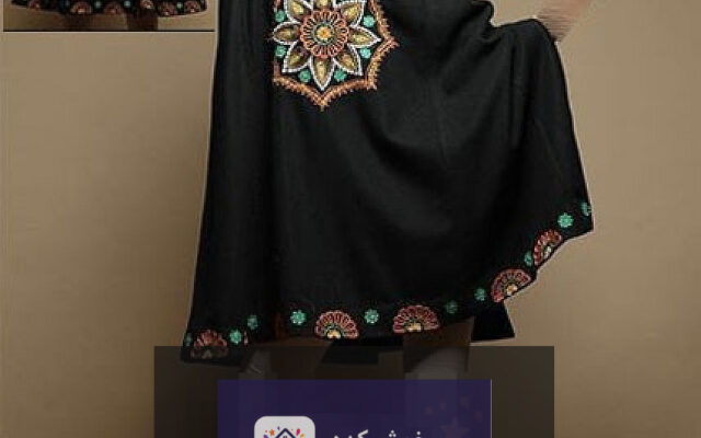 مدل مانتو مجلسی شنلی با پارچه کرپ مشکی و حاشیه دوزی طلایی، مناسب مراسم و مهمانی‌ها