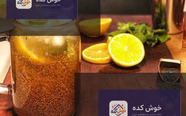 تصویری نزدیک از معجون خاکشیر و تخم شربتی در لیوان، با دانه‌های ژله‌ای و رنگ کهربایی، آماده برای نوشیدن