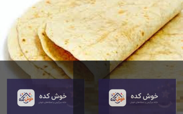نان ترتیلای خانگی تازه پخته شده روی تخته چوبی با مواد اولیه در پس زمینه