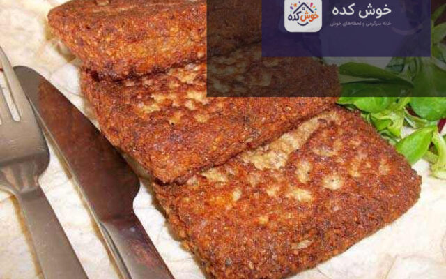 پنکیک کدو حلوایی طلایی و پفکی روی بشقاب سفید با سس مایونز و سبزیجات تازه
