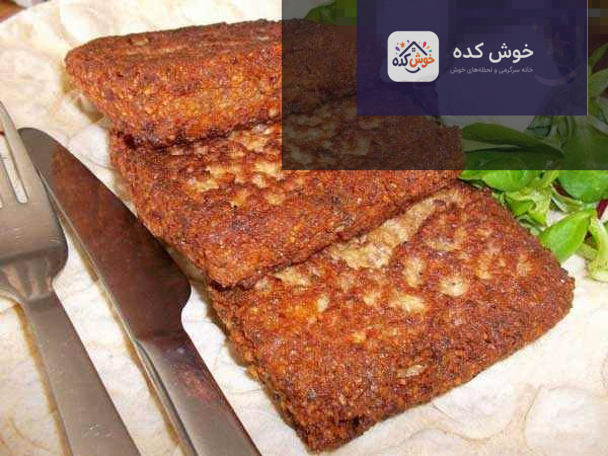 پنکیک کدو حلوایی خوشمزه پنکیک کدو حلوایی طلایی و پفکی روی بشقاب سفید با سس مایونز و سبزیجات تازه