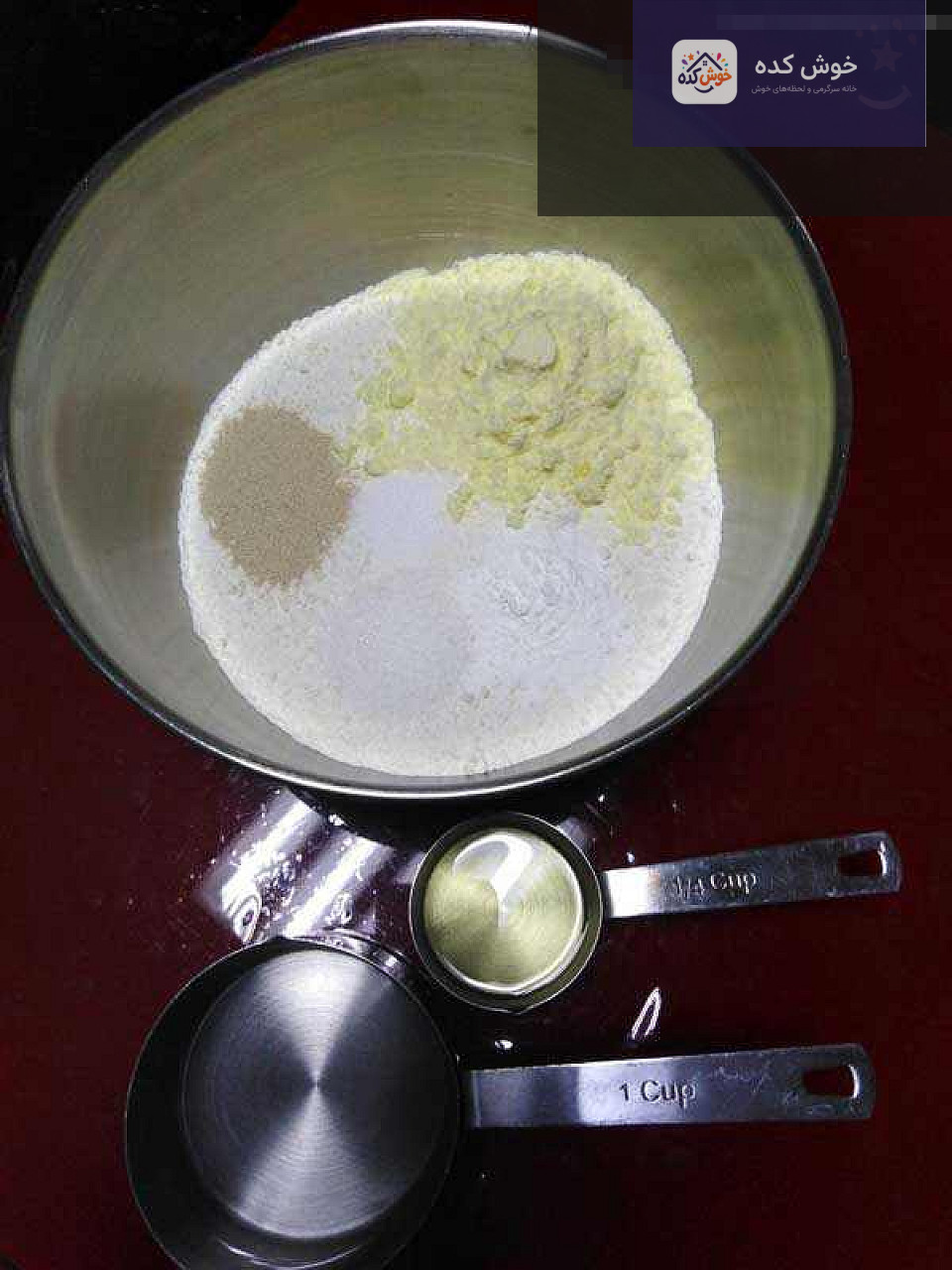فطایر مرغ پخته شده با رویه طلایی و کنجد، چیده شده در سینی فر