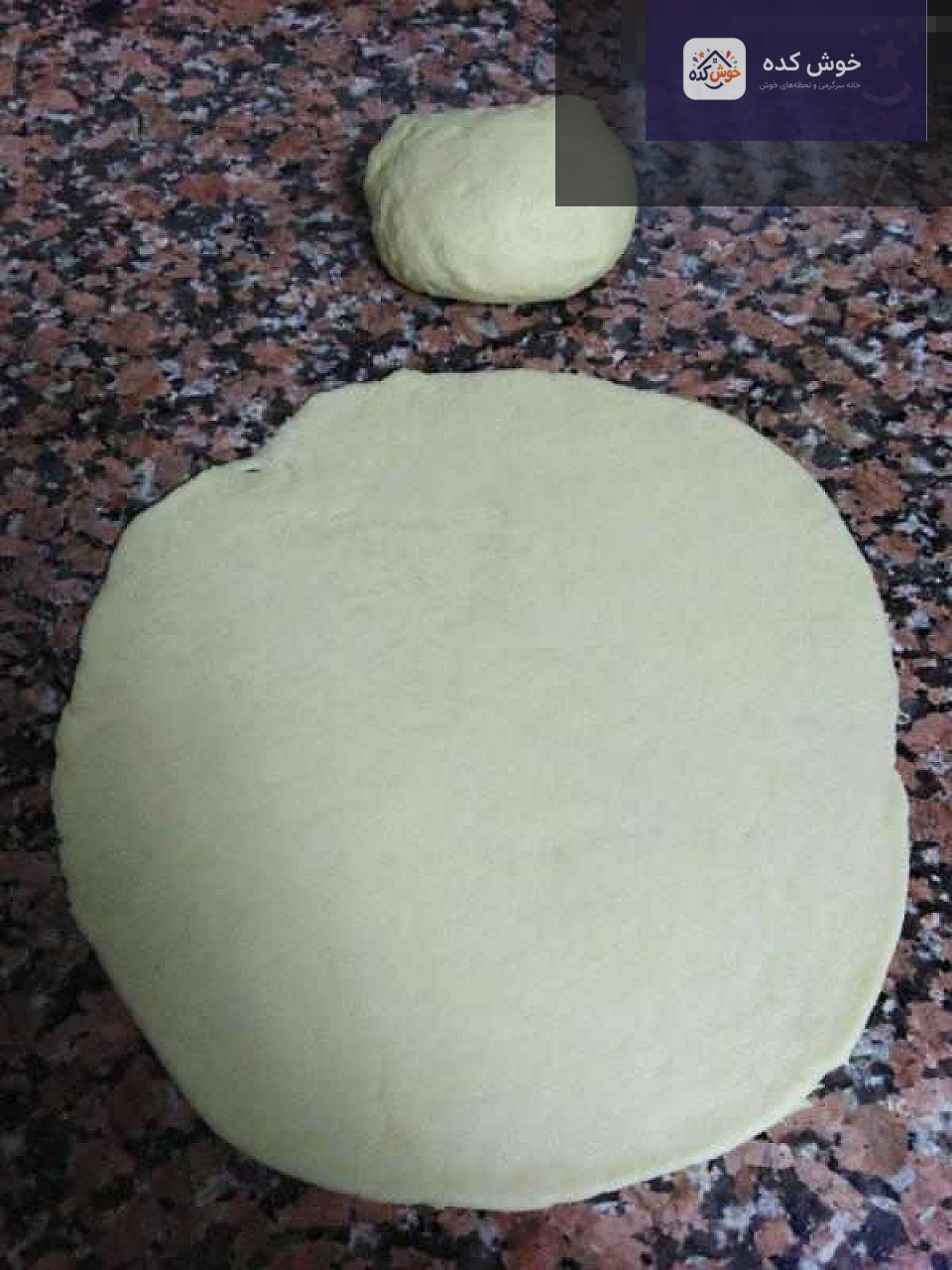 نمای نزدیک از فطایر مرغ با بافت نرم و مغز پخته شده، آماده برای چشیدن