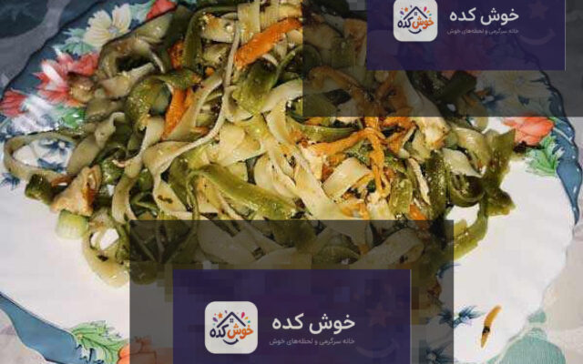 فتوچینی با سس آلفردو خامه‌ای و قارچ، تزئین شده با جعفری تازه، آماده سرو در بشقاب سفید