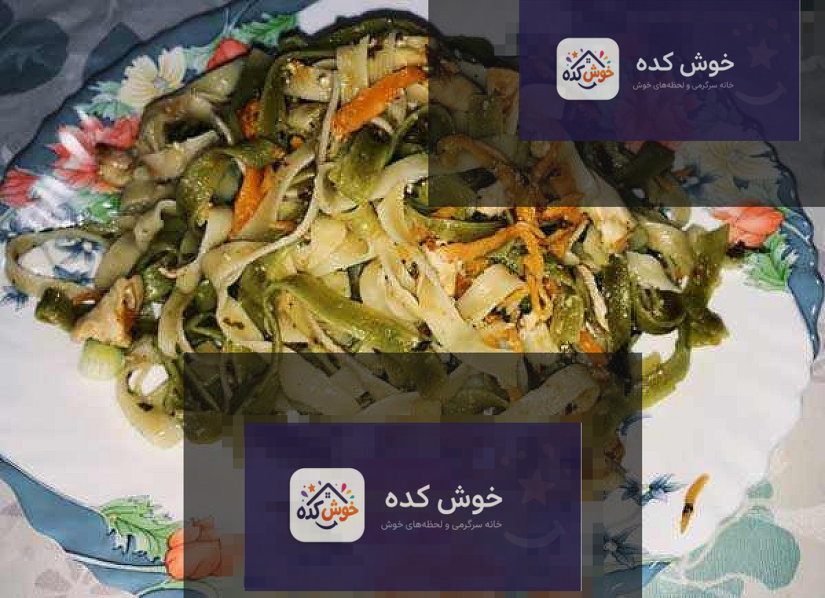 فتوچینی آلفردو با قارچ فتوچینی با سس آلفردو خامهای و قارچ، تزئین شده با جعفری تازه، آماده سرو در بشقاب سفید