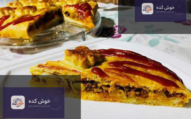 کاسرول بادمجان مجلسی با لایه های بادمجان سرخ شده، گوشت چرخ کرده و پنیر ذوب شده، آماده سرو