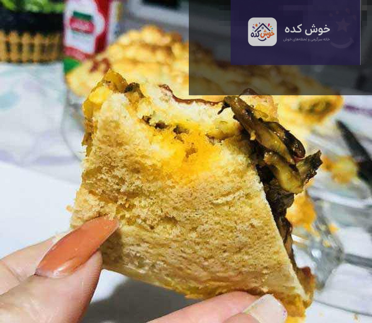 کاسرول بادمجان خوشمزه و آماده سرو نمای نزدیک از کاسرول بادمجان پخته شده با پنیر طلایی و حبابدار، تزئین شده با جعفری تازه