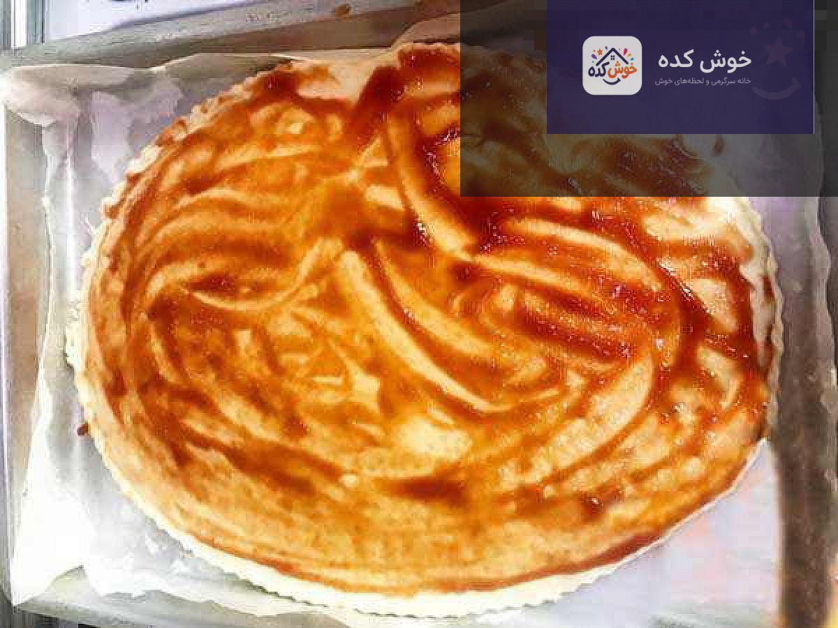 کاسرول بادمجان خانگی کاسرول بادمجان خانگی در ظرف پیرکس، با لایههای مشخص و پنیر آب شده روی سطح