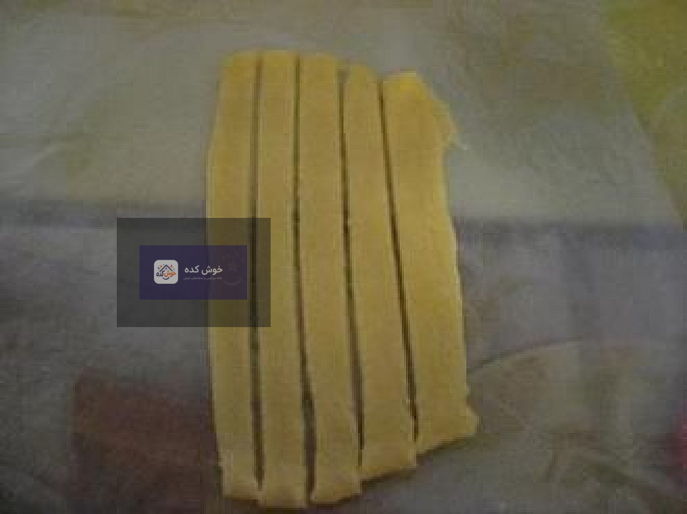 مراحل تهیه دست پیچ خرما مراحل تهیه دست پیچ خرما: مخلوط کردن خرما با مغز گردو و دارچین