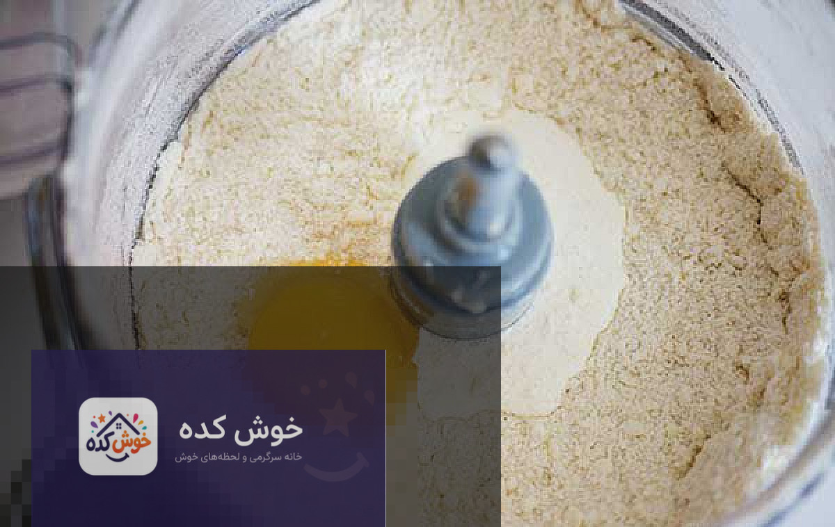 تارت چیز کیک سیب کامل با تزئین سیب و سس کارامل، در حال خنک شدن