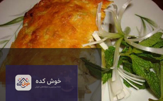 سوفله مرغ و قارچ خانگی در ظرف پیرکس، آماده سرو با تزئین جعفری تازه