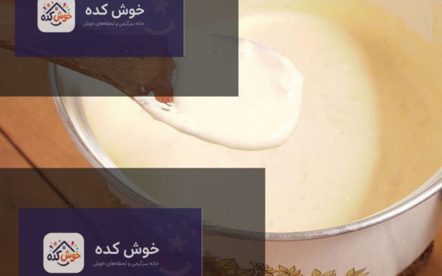 سس آلفردو خانگی در حال آماده شدن در تابه، با پنیر پارمزان و جعفری تازه روی آن