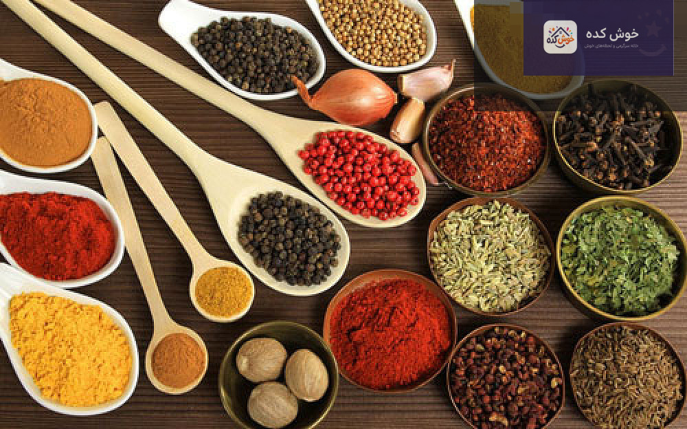 ادویه ترشی خانگی ادویه مخصوص ترشی خانگی در ظرف شیشه ای با قاشق چوبی، آماده برای استفاده در ترشیجات