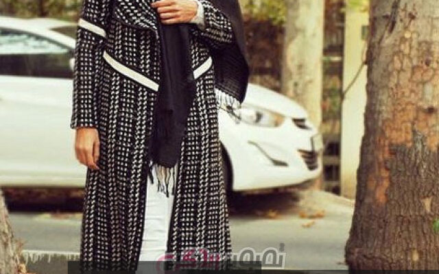 مدل مانتو زمستانی و پاییزه شیک و جدید زنانه، جلوباز با طرح چهارخانه و یقه خزدار، مناسب برای استایل روزمره