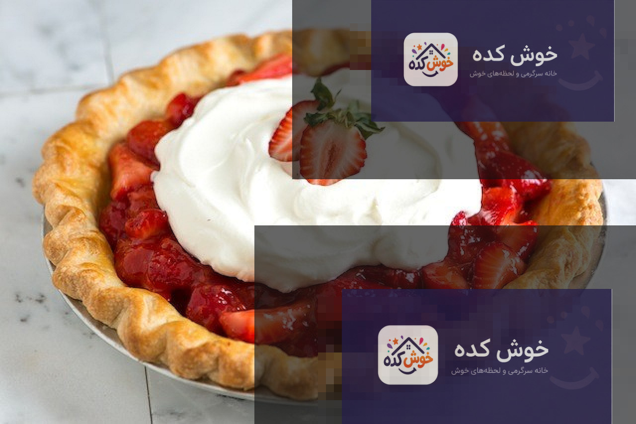 پای توت فرنگی خانگی خوشمزه پای توت فرنگی خانگی با رویه طلایی و برش خورده، آماده سرو روی میز چوبی