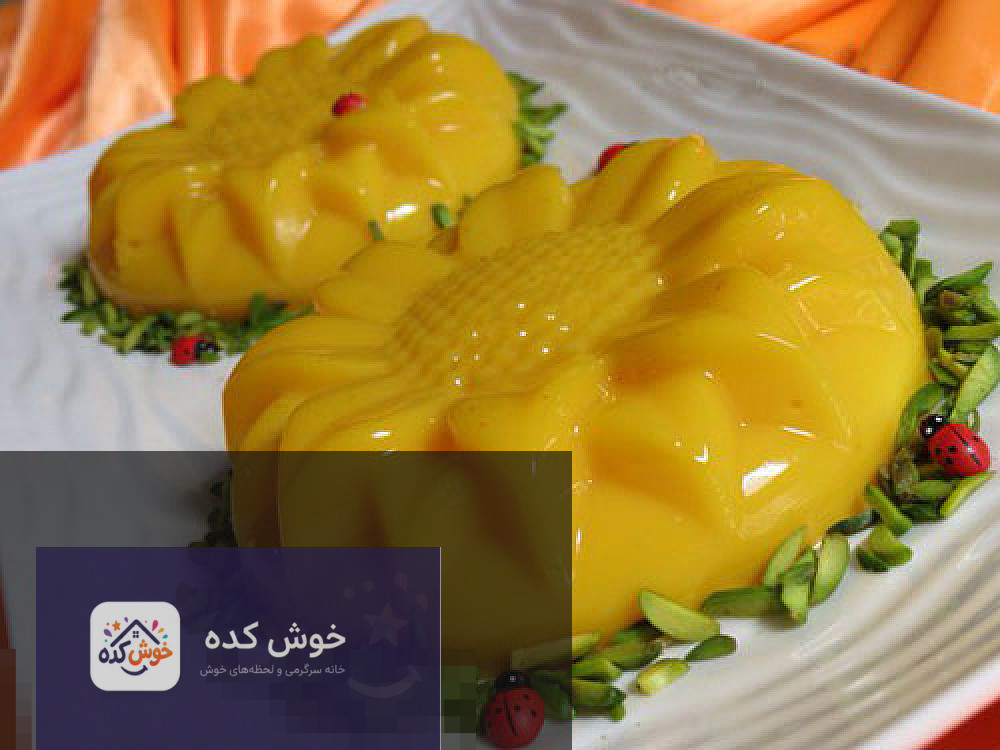 موس زعفرانی آماده شده در لیوان‌های سرو، با بافتی لطیف و رنگی دلنشین