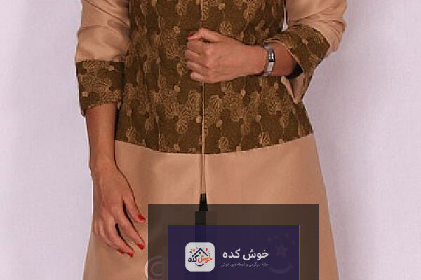 مدل مانتو مجلسی بلند و شیک با پارچه کرپ مشکی و طرح‌های طلایی، مناسب برای مهمانی‌ها و مجالس رسمی