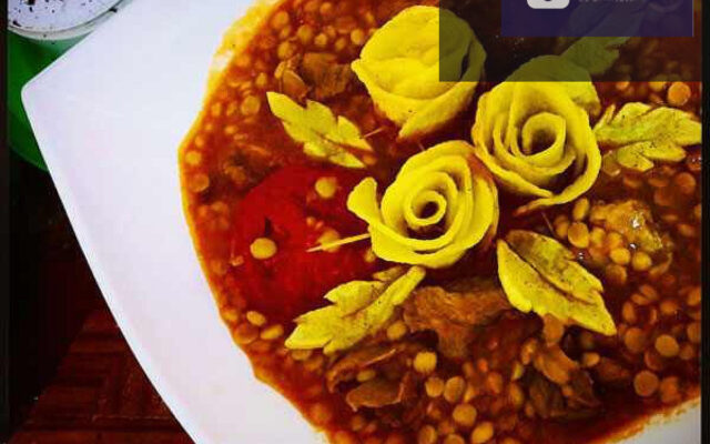 خورشت قیمه نذری مجلسی با گوشت و لپه فراوان، تزیین شده با سیب زمینی سرخ کرده و پلو زعفرانی