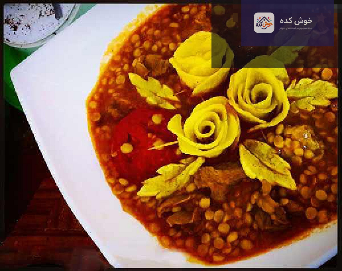 خورشت قیمه نذری مجلسی خورشت قیمه نذری مجلسی با گوشت و لپه فراوان، تزیین شده با سیب زمینی سرخ کرده و پلو زعفرانی