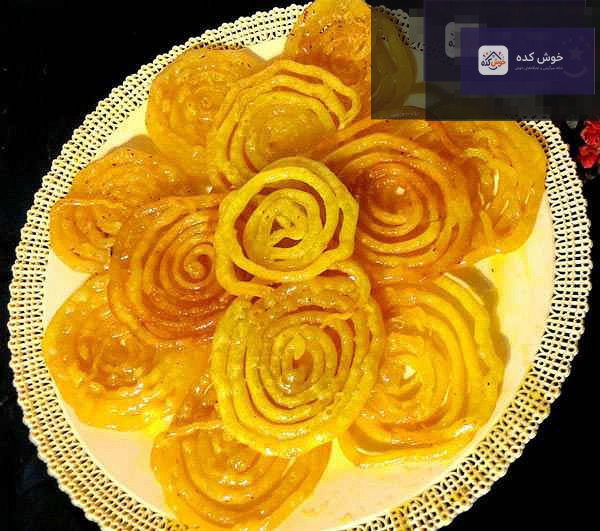 زولبیا خانگی تازه و طلایی روی توری فلزی، آماده برای غوطه ور شدن در شربت