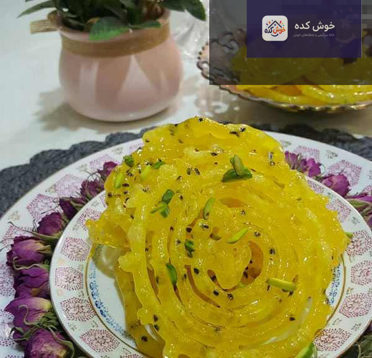 زولبیاهای سرخ شده و طلایی در حال خارج شدن از روغن داغ با کفگیر سوراخ دار