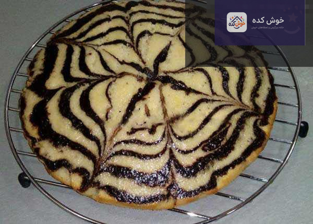 کیک زبرا یک تخم مرغی در قابلمه کیک زبرا با طرح راه راه سیاه و سفید، پخته شده در قابلمه، مناسب برای صبحانه یا عصرانه