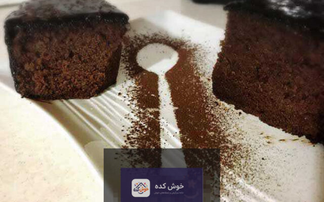 برش‌های کیک براونی خیس شکلاتی با سس براق و تزیین توت فرنگی، مناسب سرو در کافی‌شاپ