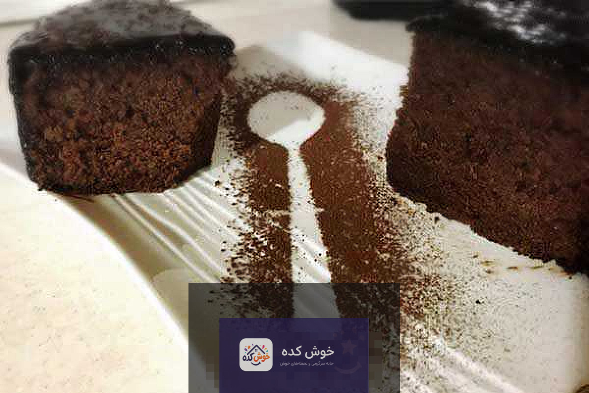 برش‌های کیک براونی خیس شکلاتی با سس براق و تزیین توت فرنگی، مناسب سرو در کافی‌شاپ