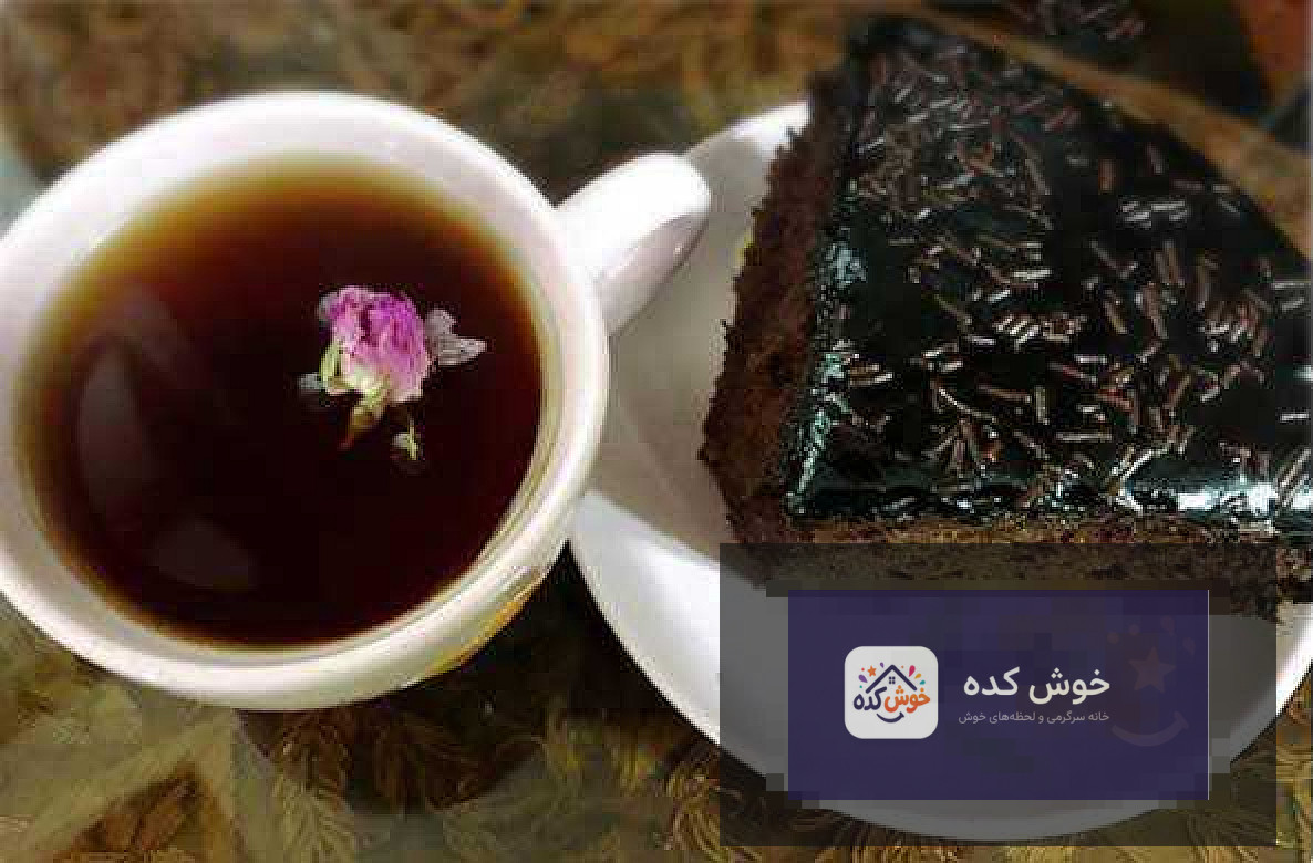 کیک براونی خیس شکلاتی آماده شده در سینی فر، با بافتی نرم و مرطوب