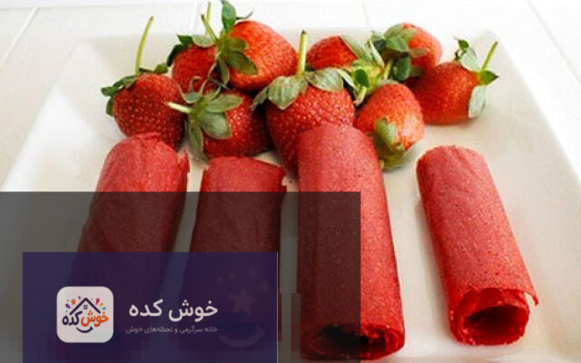 لواشک توت فرنگی خانگی در سینی، آماده خشک شدن، با رنگ قرمز روشن و بافتی صاف