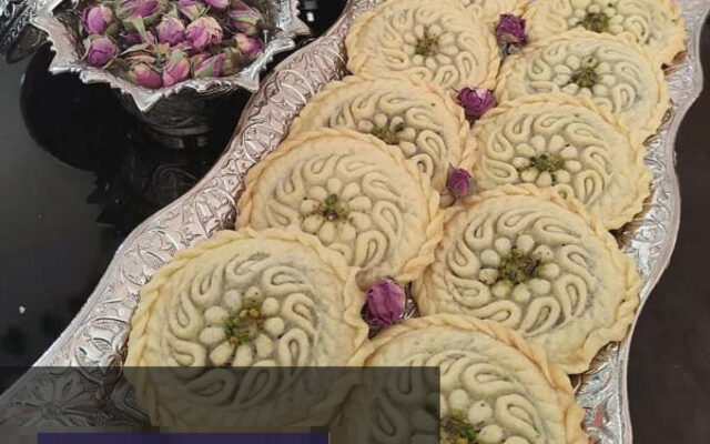 کلمپه کرمانی سنتی با مغز خرما و طرح‌های زیبا، آماده سرو در سینی