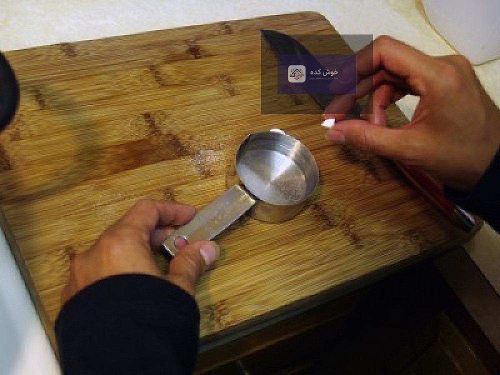 شیر تازه در حال جوشیدن در قابلمه روی اجاق گاز، مرحله اول تهیه پنیر موزارلا
