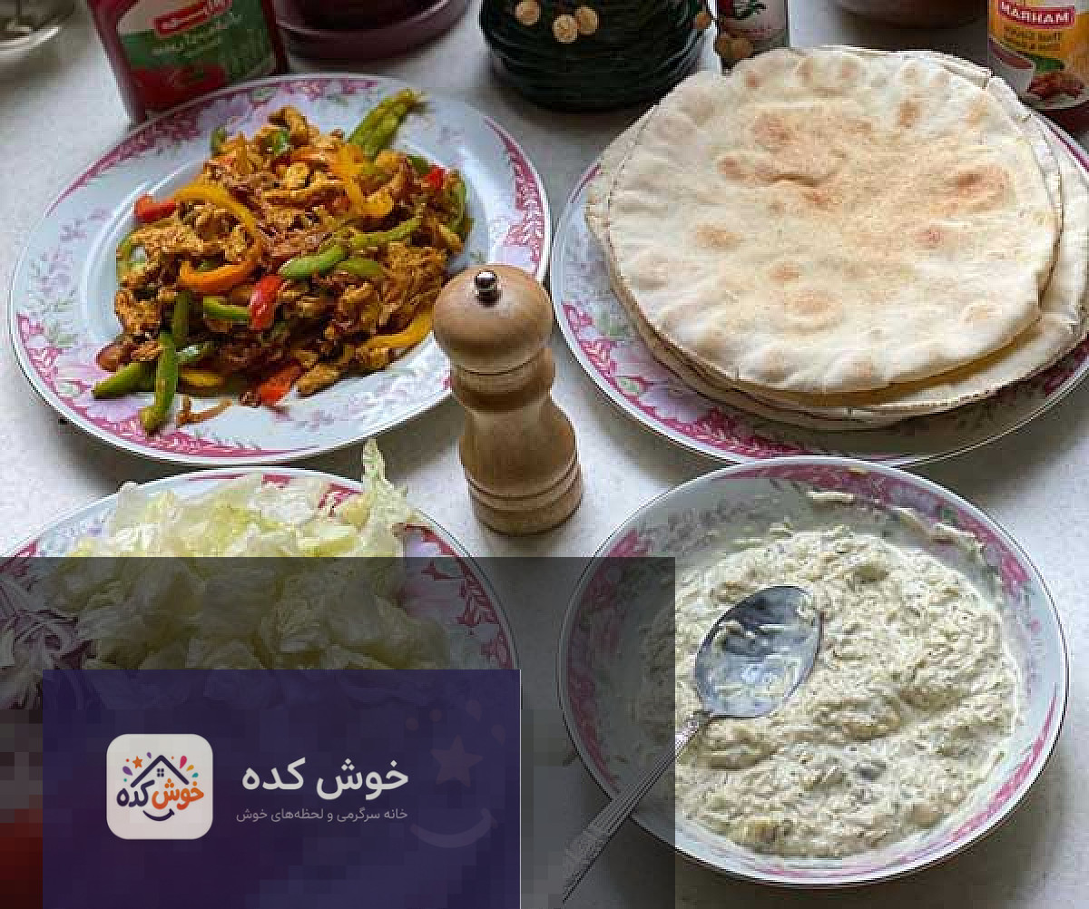 ساندویچ شاورما مرغ با نان پیتا، پر شده با تکه های مرغ گریل شده، سس سیر، کاهو، گوجه فرنگی و خیارشور