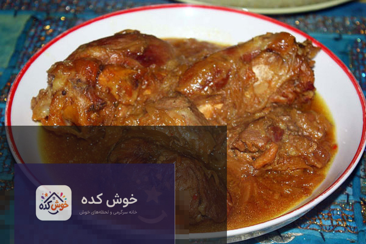 سبزی پلو با ماهیچه آماده نمای نزدیک از سبزی پلو با ماهیچه آماده سرو، با تزیین سبزیجات تازه