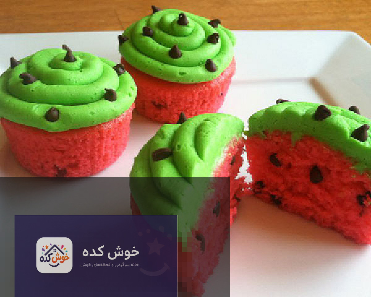 کاپ کیک های هندوانه ای پخته شده در قالب های کاغذی با طرح هندوانه، آماده برای تزیین
