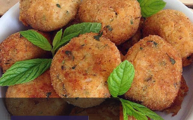 کوفته گل کلم با سس گوجه فرنگی و سبزیجات تازه، غذایی سالم و خوشمزه