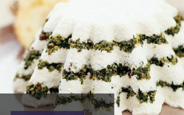 کیک ماست با سبزیجات معطر و پنیر، برش خورده و آماده سرو، با بافتی نرم و رنگی دلپذیر