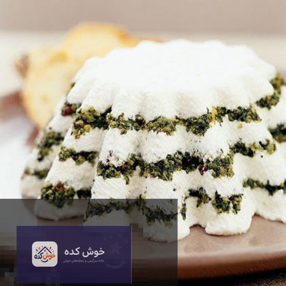 کیک ماست با سبزیجات معطر و پنیر، برش خورده و آماده سرو، با بافتی نرم و رنگی دلپذیر