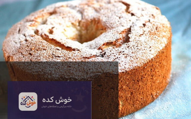 برش‌های کیک فرشته لیمویی با بافت اسفنجی و سبک، تزئین شده با پودر قند و برش‌های لیمو، آماده سرو