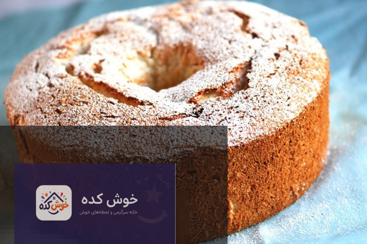 برش‌های کیک فرشته لیمویی با بافت اسفنجی و سبک، تزئین شده با پودر قند و برش‌های لیمو، آماده سرو