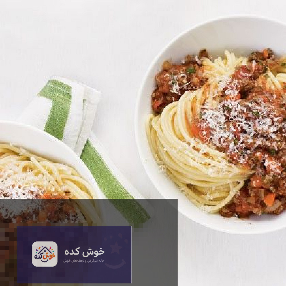 اسپاگتی رژیمی با سس گوشت اسپاگتی با سس گوشت رژیمی و سالم، غذایی کم کالری و پر پروتئین برای وعده ناهار یا شام