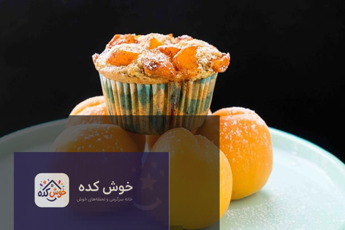 مافین زردآلو تازه پخته شده با تکه‌های زردآلو روی سینی چوبی، آماده سرو