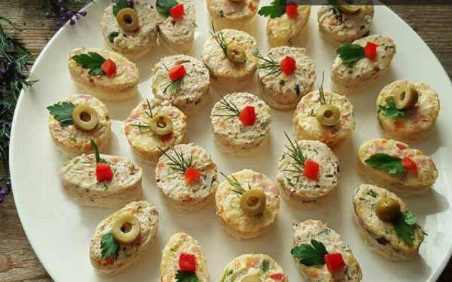 دو نوع فینگر فود مجلسی: راتای مرغ و گردو و راتای ژامبون و سیب‌زمینی در کنار هم، مناسب مهمانی‌ها
