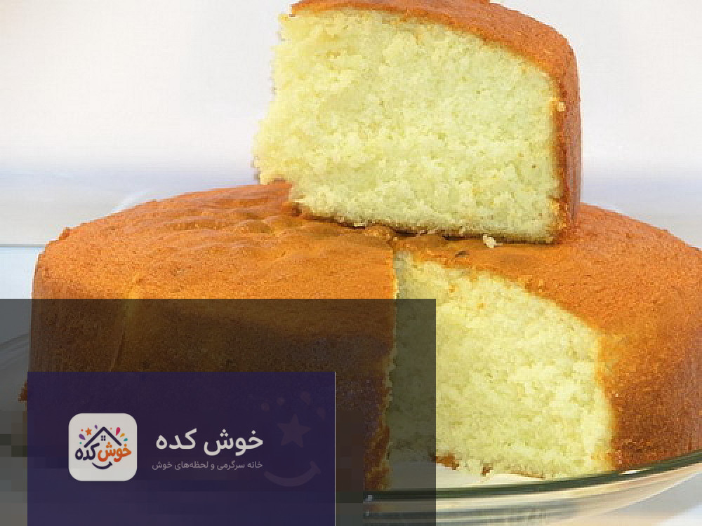 کیک اسفنجی طلایی و پف کرده با بافتی نرم و لطیف، آماده برای تزیین و سرو، نشان دهنده نتیجه پخت موفق