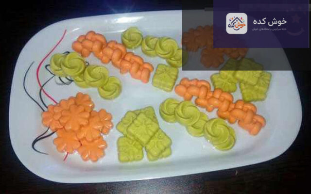 برشتوک شکلاتی میوه‌ای با تزیین پودر پسته و میوه‌های خشک، مناسب برای عید و شب یلدا