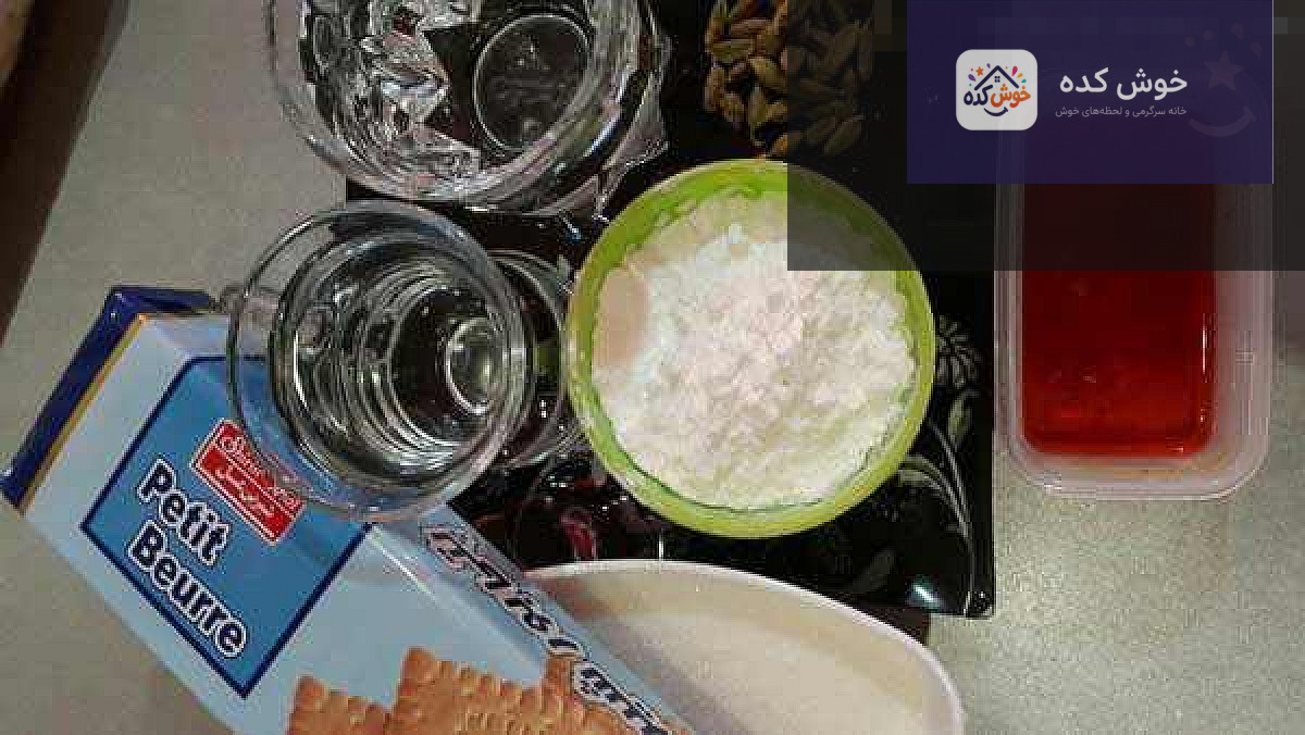 برش های دسر مسقطی زعفرانی با بیسکویت برش های دسر مسقطی زعفرانی با لایه های بیسکویت پتی بور، آماده سرو در ظرف پذیرایی
