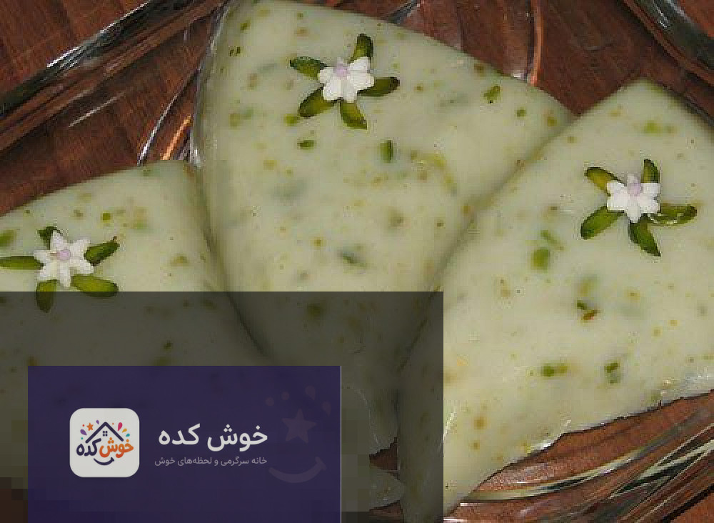 مسقطی خامه ای برش خورده تکههای مسقطی خامه ای مجلسی برش خورده و آماده چیدمان در ظرف سرو
