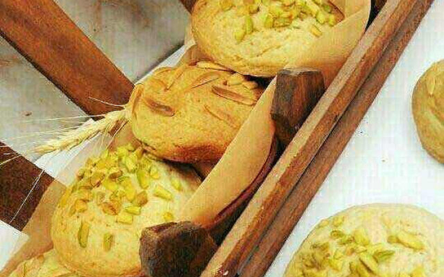 قرابیه خرمایی با تزیین پودر پسته و گل محمدی، مناسب برای افطار و سحری ماه رمضان